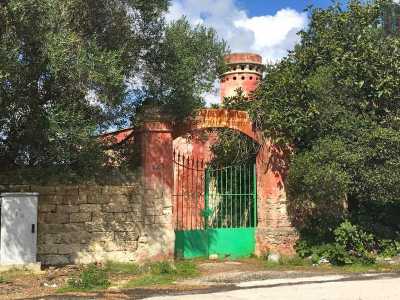 Ancora pi� a sud, seguendo il percorso di via Bitritto, si entrava poi in Contrada dei Cappuccini, la zona che oggi affianca la tribuna ovest della zona. Tra gli edifici pi� importanti della zona (spesso abbandonati), ci sono l�ottocenesca Villa Starita, che fu anche sede del primo circolo ippico di Bari...